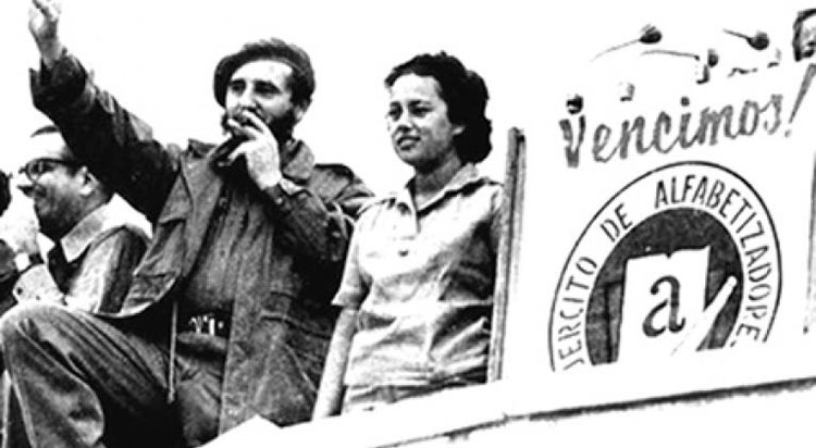 El 22 d diciembre d 1961, en la Plaza d la Revolución, Fidel anunció q se había obtenido una gran victoria en la Campaña d Alfabetización. Cuba era, definitivamente. TERRITORIO LIBRE DE ANALFABETISMO. Felicidades en este día a todos nuestros educadores!!!
 #100AñosConFidel