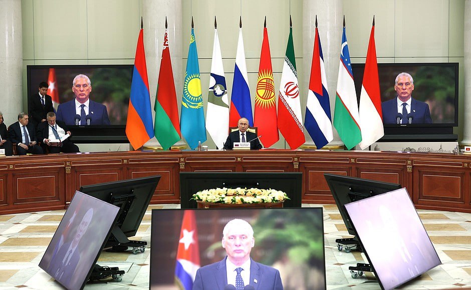 mae_rusia's tweet photo. 💬 El Presidente, Vladímir #Putin, en la reunión del Consejo Económico Supremo de la #UEEA:
Cada vez más países y grupos multilaterales expresan su disposición a entablar relaciones con #UEEA.
🇷🇺🇧🇾🇦🇲🇰🇿🇰🇬🇨🇺🇺🇿🇮🇩
SEPA MÁS: 👉 https://t.co/rQregLY5Eq https://t.co/fwStK0ucU3