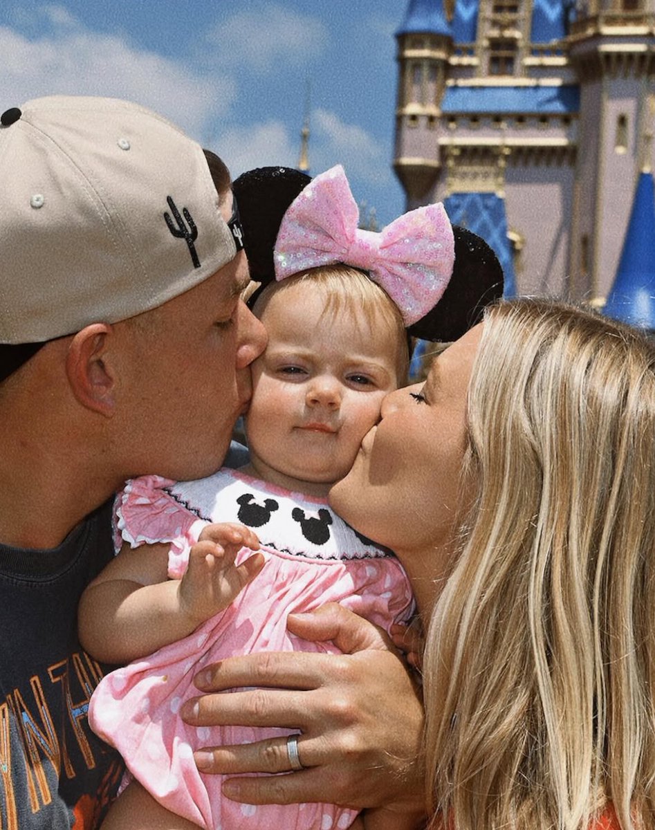 Mi querida Capri;

Hoy, al verte cumplir tu primer año, mi corazón está lleno de emociones. Siento que no hace tanto tiempo te tenía en mis brazos por primera vez, tan pequeña, tan frágil. Y ahora te veo crecer, cada vez más curiosa,