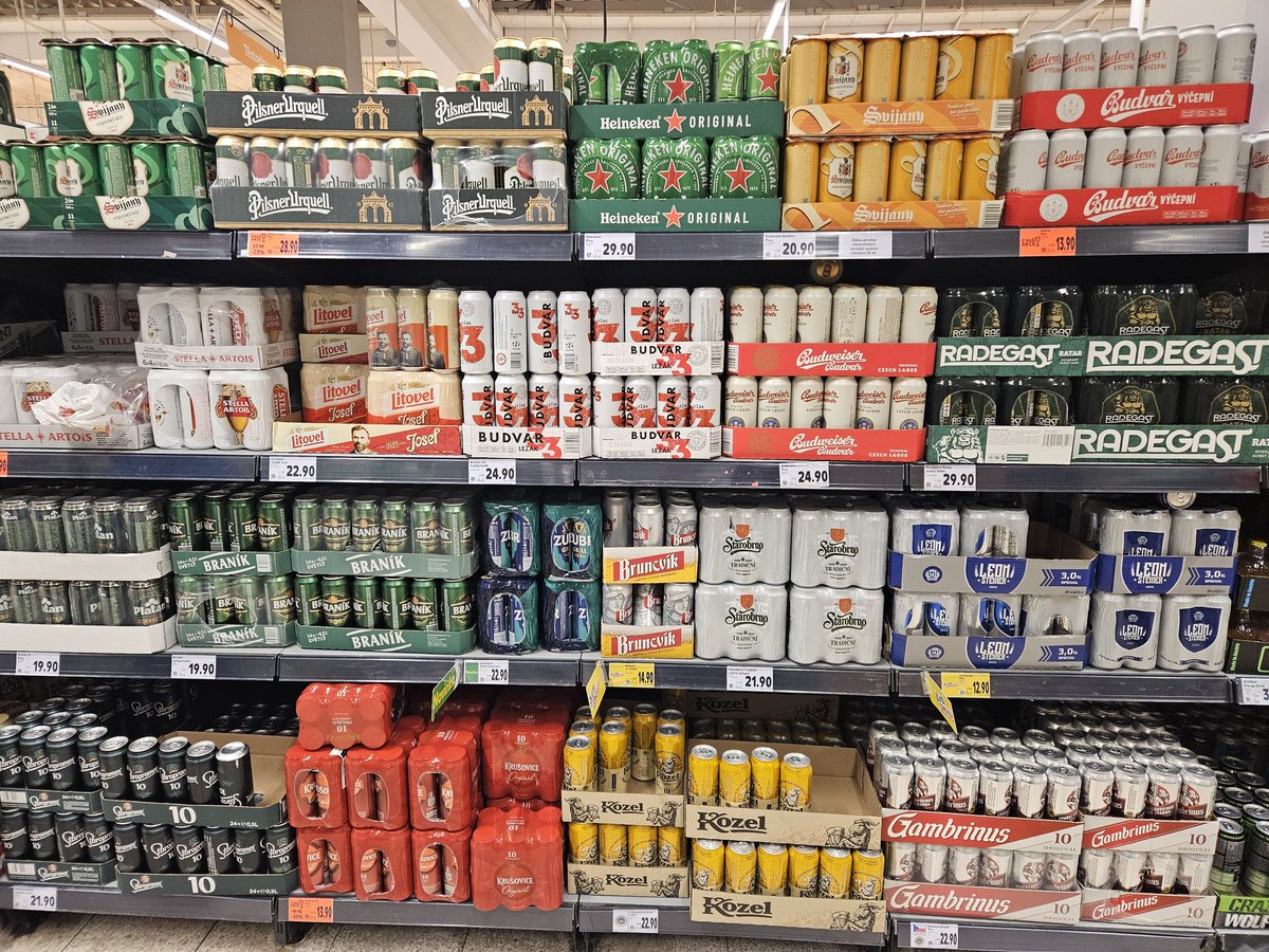 Zanimljivost kod čeških pivara je da nude praktički isto pivo u tri verzije, 10 (Vyčepni), 11 (Ležak) i 12 (Premium ležak). Razlika je u punoći okusa i postotku alkohola. Na kupcu je koliko se brzo želi sašit ko haljinica.
Tip: Kaufland ima najbolju ponudu piva u Češkoj. 🍻