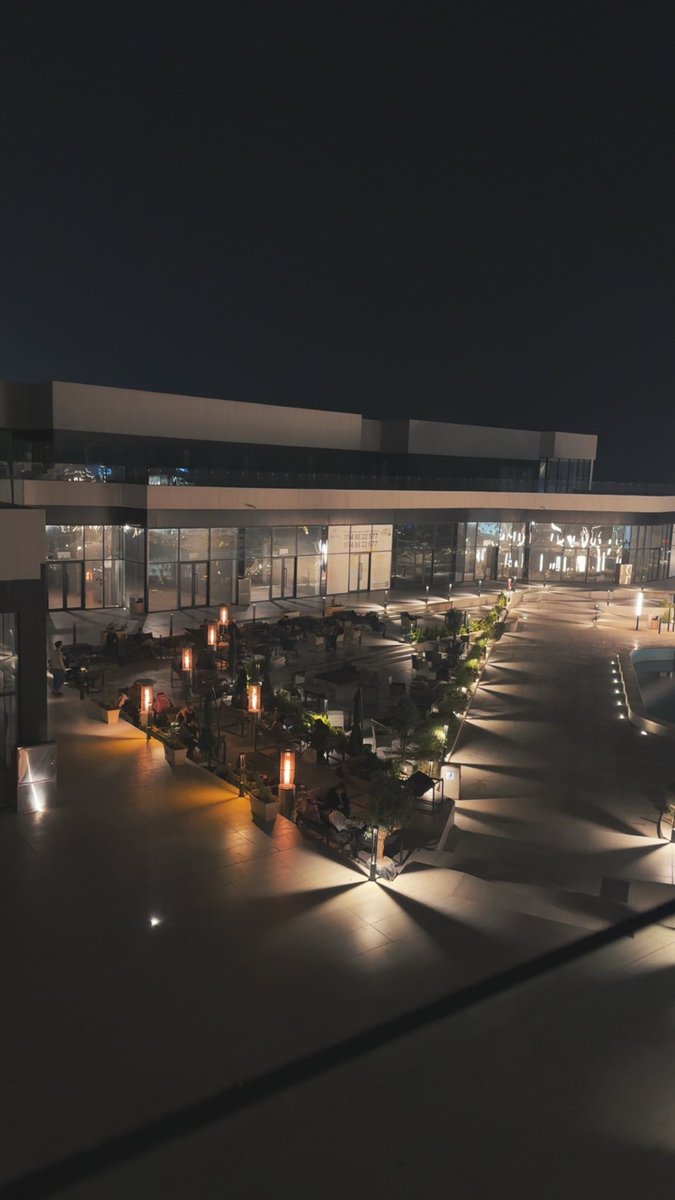 FILM_ART2's tweet image. ليلٌ سجى بسكونه وهدوءه الغريب، مدينة بارده رذاذ مطر وانتظار غائب…