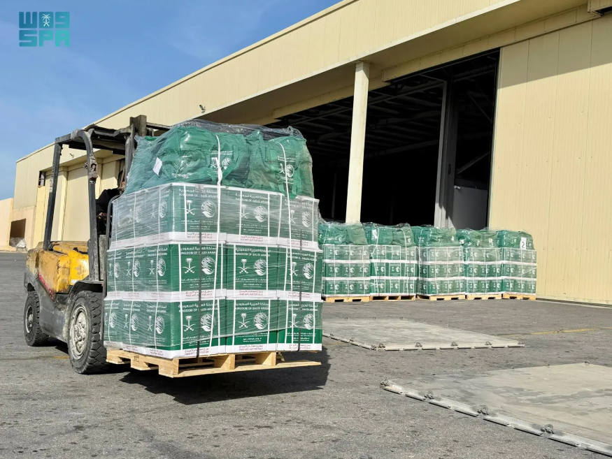 صور .. يسيّرها مركز الملك سلمان للإغاثة... وصول الطائرة الإغاثية السعودية الـ 76 لإغاثة الشعب الفلسطيني في قطاع #غزة 