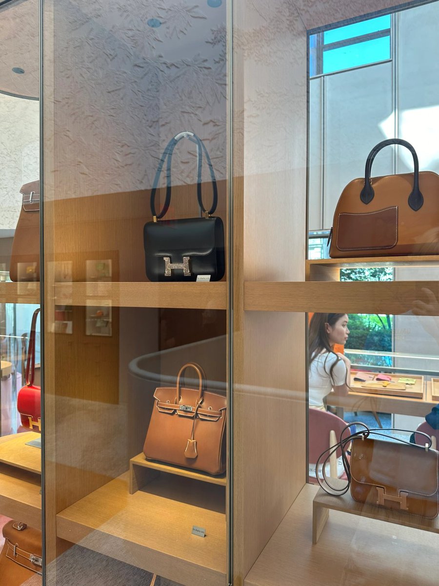 Jennwrrt's tweet image. I came to the mall today to look at some bags.