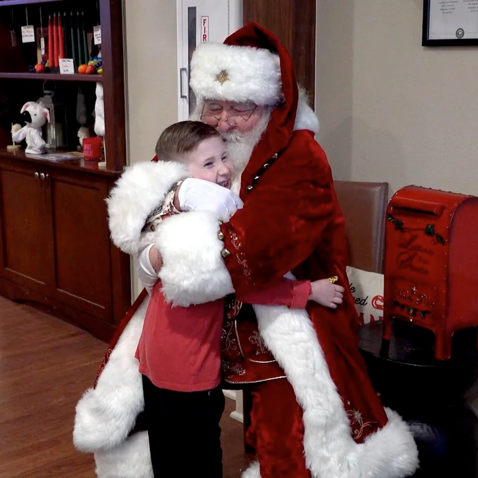 UTSWBrain's tweet image. A North Texas man who suffered a stroke in 2023 was not satisfied with the progress of his recovery, so he decided to seek treatment at UT Southwestern. Our rehabilitation experts devised a plan and helped him get back to his passion of playing Santa. 
cbsn.ws/4sfaHAf