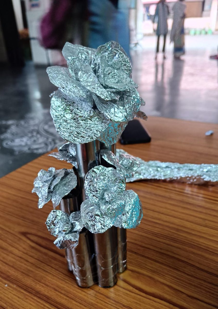 PMSHRIEMRSBW's tweet photo. Best out of Waste. 
Creativity outshines when a child belongs to tribal belt and is studying in EMRS. 
#Tribal_Empowerment
#EMRS https://t.co/UepJpfyczY