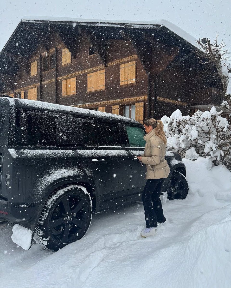 goodlifeyoda's tweet image. Every time I pull up to a
red light and see some hot, 25-40 year old driving a 90k+ SUV, I never wonder how many degrees she’s has or what her job is?

I say quietly, “her man must be a baller.”