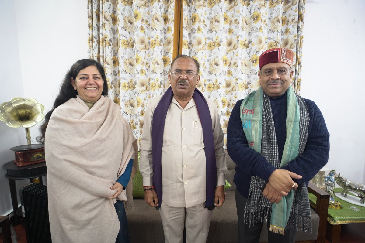 राजस्थान विधानसभा के माननीय अध्यक्ष श्री वासुदेव देवनानी जी से आज मेरे आवास पर शिष्टाचार भेंट हुई। 

इस अवसर पर उन्हें दिल्ली विधानसभा की ‘शताब्दी यात्रा’ कॉफी टेबल बुक भेंट की। साथ ही विधायी परंपराओं, विधानसभा की कार्यप्रणाली एवं लोकतांत्रिक मूल्यों के सुदृढ़ीकरण जैसे विषयों पर