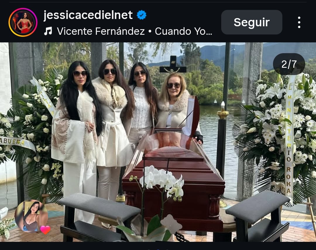 Undonjuanmas_'s tweet photo. A Jessica Cediel se le murió el papá y ni corta ni perezosa transformó la sala de velación en una sesión de fotos.

Malparida le queda corto te cuento. https://t.co/ki8wmFC2eO