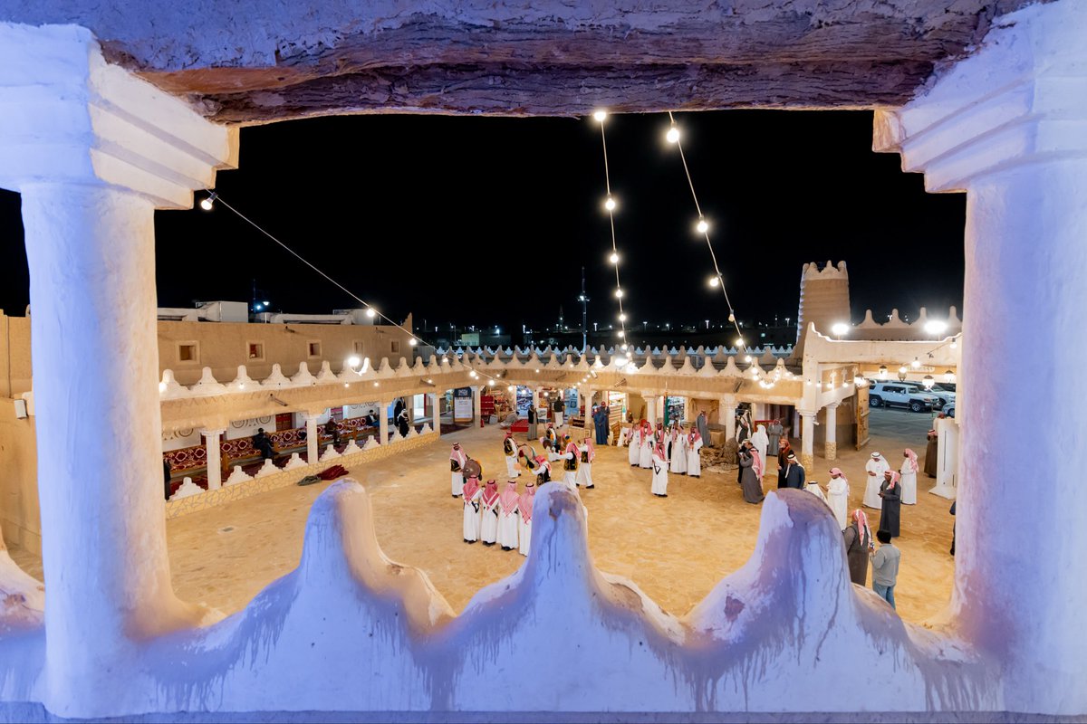 ثقافتنا لا تُختصر في مكانٍ أو حِرفة، بل في تنوّعها وروحها الحيّة. في بيت البسام وسوق المسوكف بعنيزة، المصمَّم على طراز الأسواق النجدية القديمة، تظهر هذه الروح في تفاصيل البناء، والأكلات الشعبية، والحِرف التي تعبّر عن حياة نجد بكل بساطتها وعمقها. إنها تجربة تختزل ما تعنيه الهوية