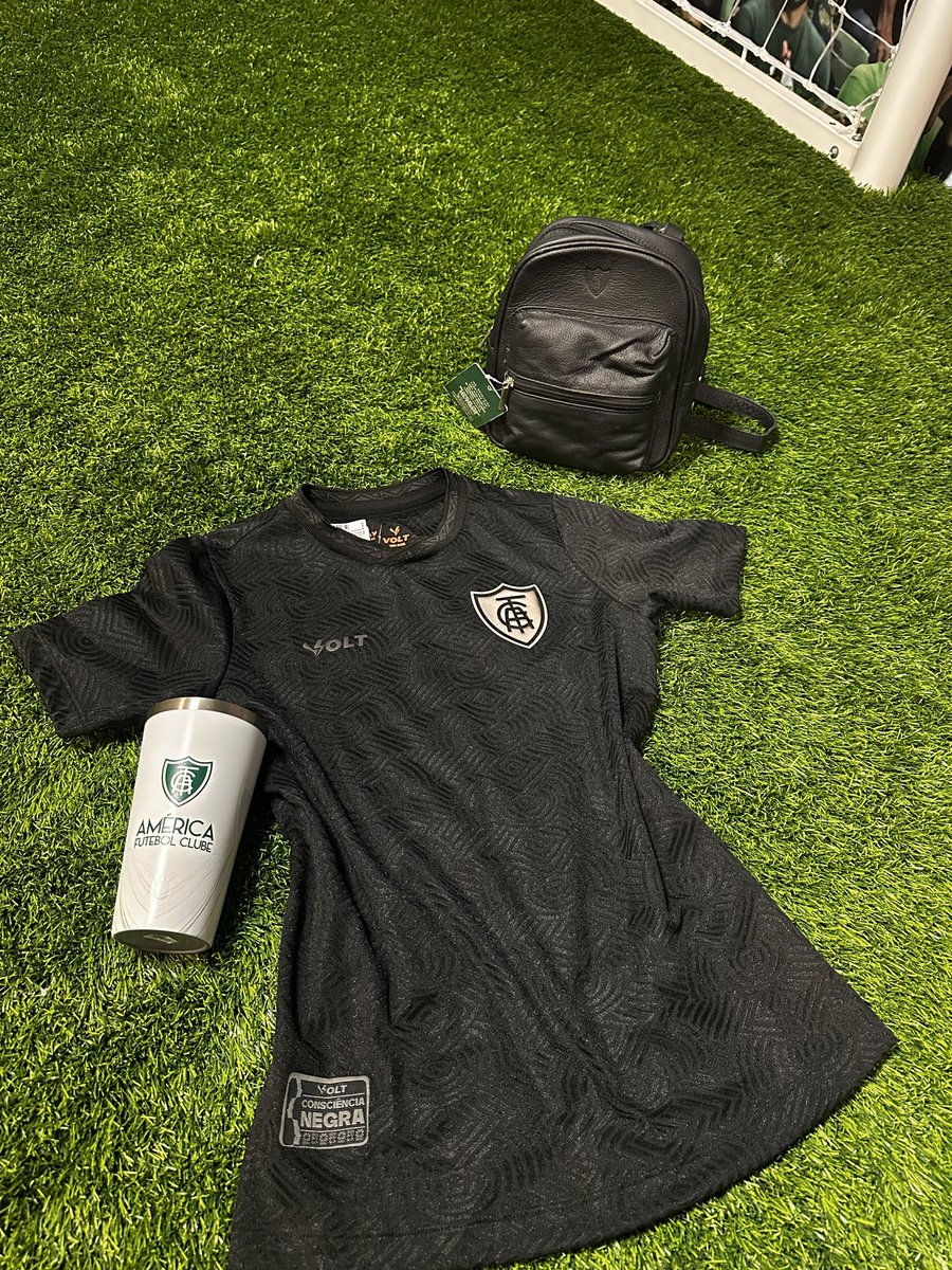 🎁 Presente certo para o torcedor americano! 🐰

Os kits do Coelho reúnem estilo, paixão e utilidade, tudo em um só presente.

⌛️ Faltam poucos dias para o Natal, garanta o seu antes que seja tarde!

👉 Disponível na loja física oficial e on-line: loja.americamineiro.com.br.