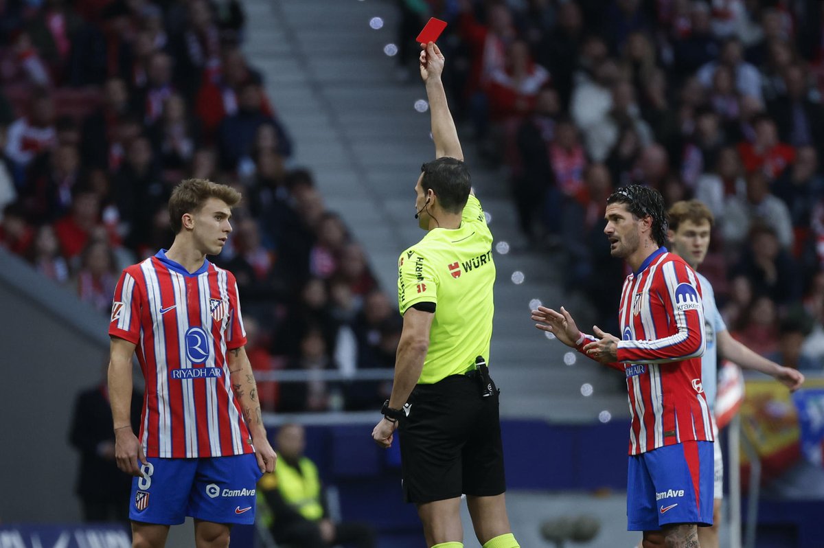CholismoStats's tweet image. 🚨El @Atleti cierra 2025 sin ninguna expulsión a sus rivales en los partidos de Liga.
El Atlético de Madrid tampoco tuvo "expulsiones a favor" en 2024.
La última expulsión de uno de sus rivales, el 21 de octubre de 2023.
86 PARTIDOS DE LIGA CONSECUTIVOS
Casualidades?🫤