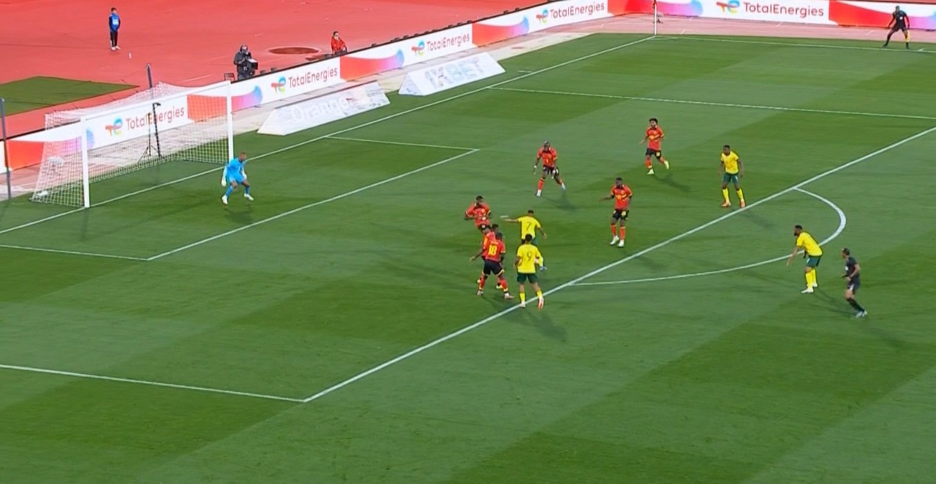 أوسوين أبوليس لاعب جنوب إفريقيا يفتتح أول أهداف مجموعة مصر بتسجيل الهدف الأول في شباك أنجولا 