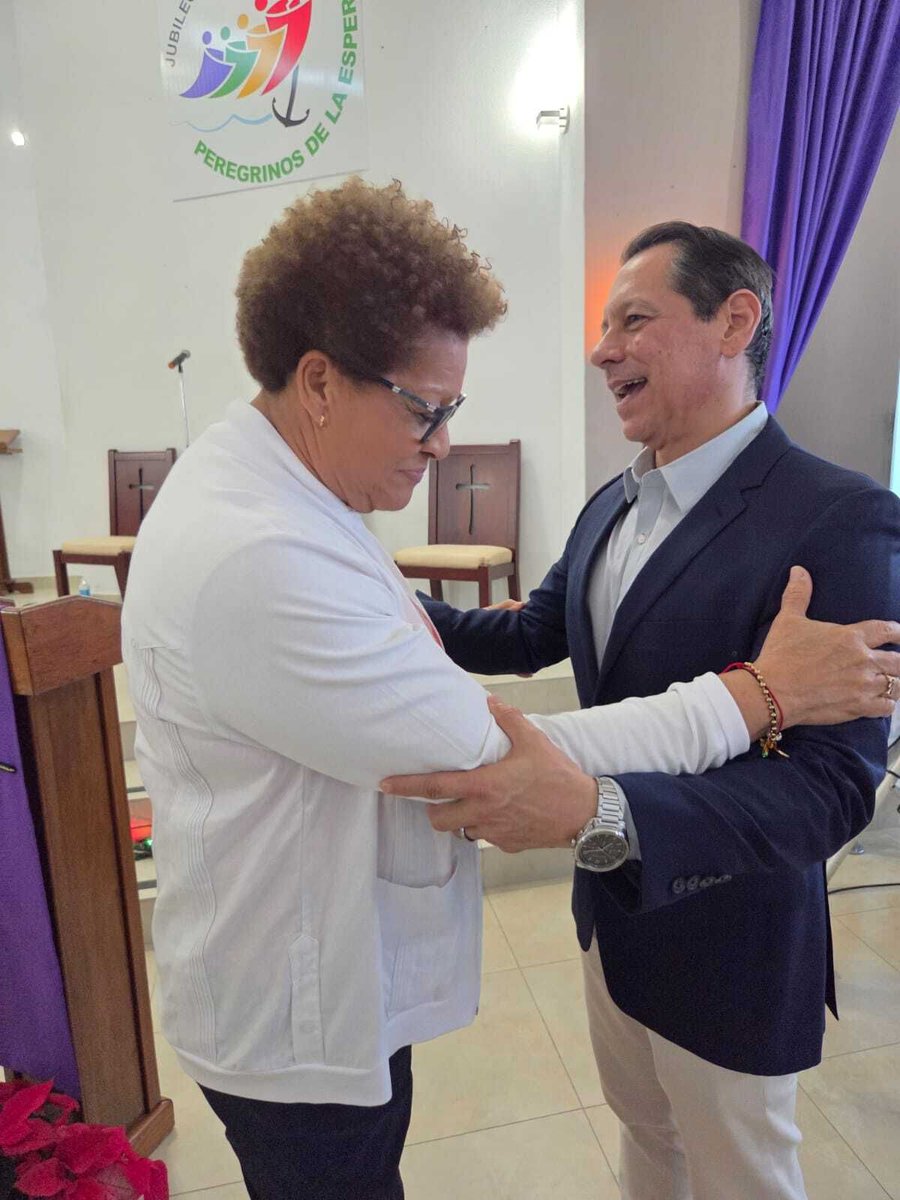 juandalmauPR's tweet photo. 🇵🇷 Misa de Aguinaldo en la Parroquia San Pablo Apóstol, en la comunidad Tomás de Castro en Caguas, dedicada a la bandera de Puerto Rico.Ofició el padre Pedro. Cantó Oscarito Serrano “El más loco” y “Así somos”. 

La bandera fue llevada al altar por la lanzadora de sóftbol Ivelisse Echevarría, primera mujer abanderada de Puerto Rico en unos Juegos Olímpicos (Atlanta 1996).También participó el seminarista, en etapa configuradora, Sergio Adrián Díaz Miranda, de la Parroquia San Pablo Apóstol de Caguas. 

Presentes mis hermanos María de Lourdes y Denis Márquez, y mi esposa Griselle. 🎄