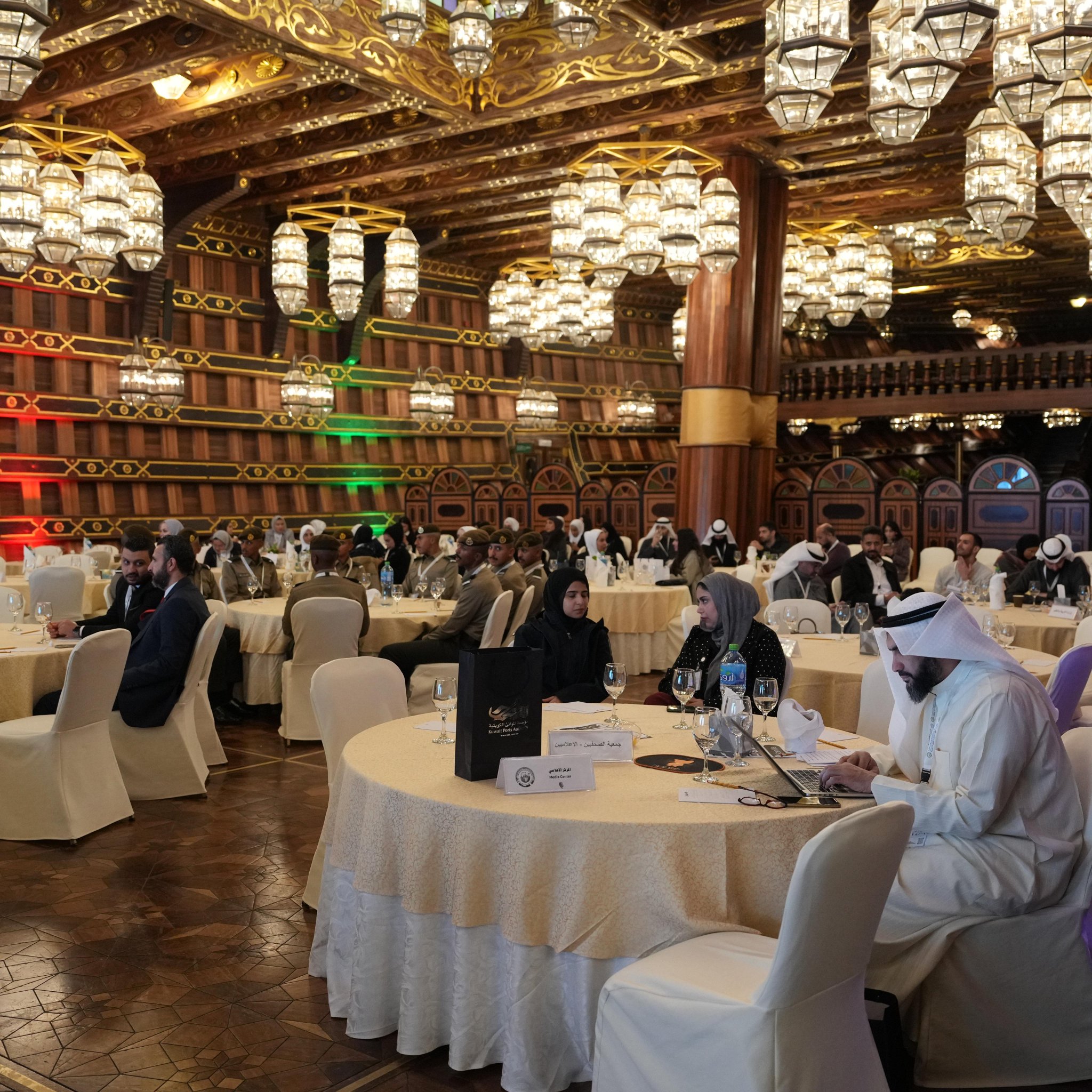 مناقشة تطوير نظم الحوكمة المؤسسية وتحليل المخاطر التشغيلية في الملتقى الخليجي لإدارة الجودة والمخاطر والسلامة المهنية 