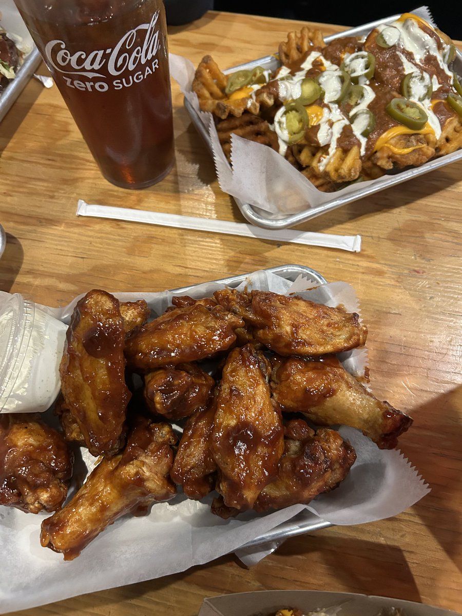 cmockobee's tweet photo. After Commencement hot spot @ AJ’s. The owner always treated Devin with class and the food is superb! #GetYaSum https://t.co/XWcNBqoyur