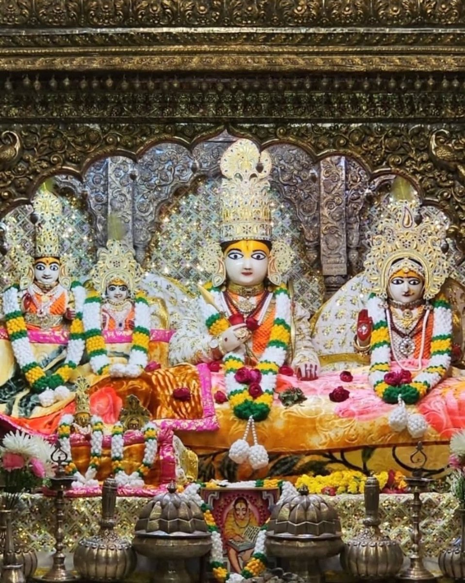 #रामलाल_प्रभू का आज #22दिसंबर2025 का #दिव्य_श्रंगार_दर्शन 😔🙏🏻
कहेहु नीक मोरेहूँ मन भावा। यह अनुचित नहिं नेवत पठावा॥
दच्छ सकल निज सुता बोलाईं। हमरें बयर तुम्हउ बिसराईं॥

#divyasringardarshan #aajkasringardarshan #shriramlala #shriramcharitmanas #balkand #22december2025 #monday