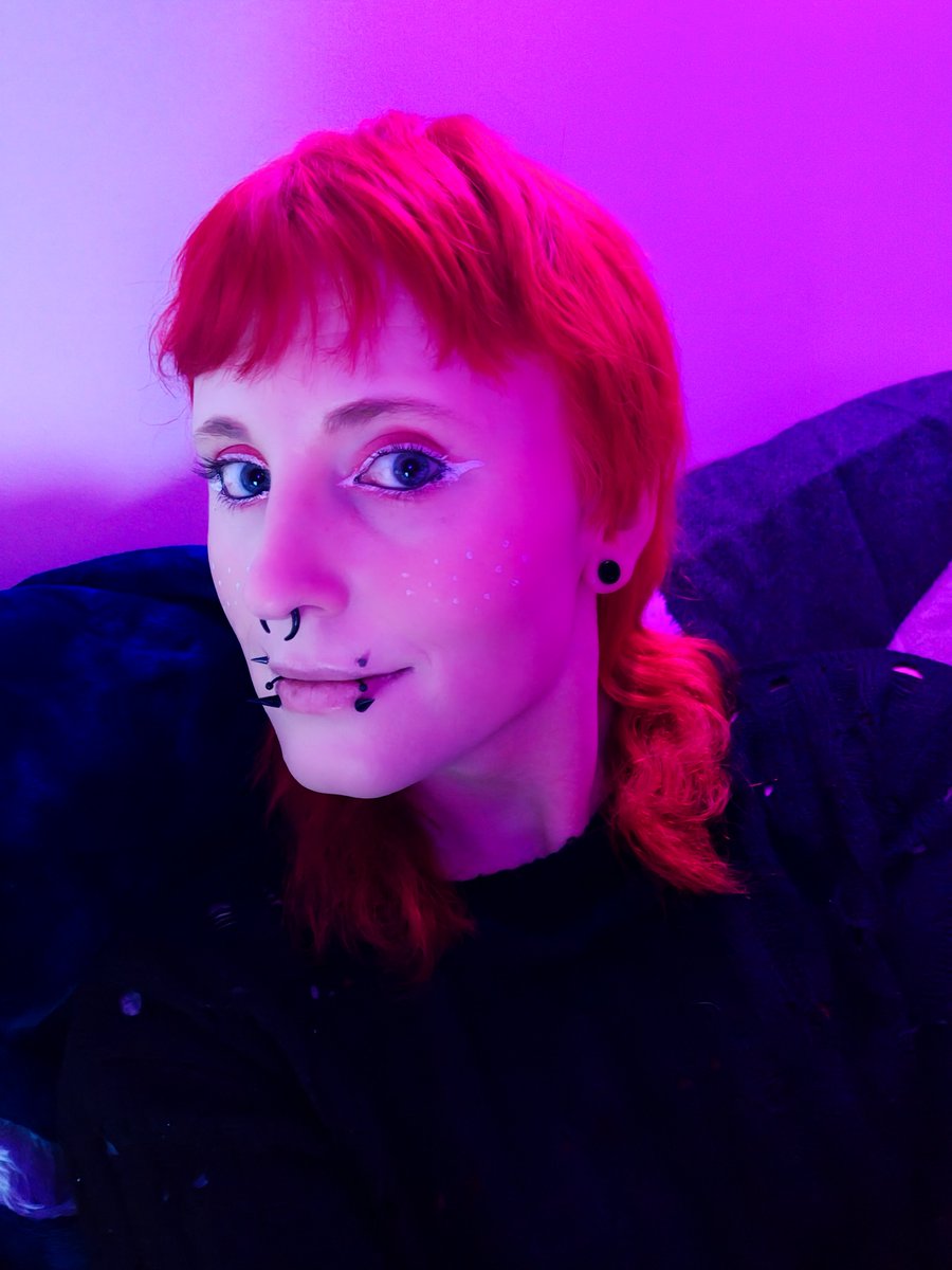 It's a shame too because I nailed my makeup for it >,,<