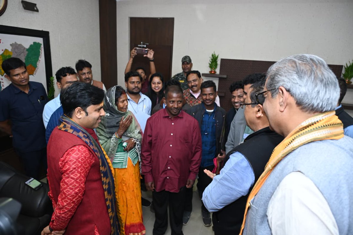 dm_jharsuguda's tweet photo. ଏହି ଅବସରରେ ମାନ୍ୟବର ମନ୍ତ୍ରୀ ରାଜସ୍ୱ ଓ ବିପର୍ଯ୍ୟୟ ପରିଚାଳନା, ଶ୍ରୀ ସୁରେଶ ପୂଜାରୀ, ମାନ୍ୟବର ମନ୍ତ୍ରୀ, ପଞ୍ଚାୟତିରାଜ, ଶ୍ରୀ ରବି ନାରାୟଣ ନାଏକ, ମାନ୍ୟବର ଝାରସୁଗୁଡ଼ା ବିଧାୟକ ଶ୍ରୀ ଟଙ୍କଧର ତ୍ରିପାଠୀ, ସମ୍ବଲପୁର ଆରଡିସି, ଉତ୍ତରାଞ୍ଚଳ ଆଇଜି ଏବଂ ଝାରସୁଗୁଡ଼ା ଜିଲ୍ଲାପାଳ ଶ୍ରୀ କୁଣାଲ ମୋତିରାମ ଚହ୍ବାଣ ଉପସ୍ଥିତ ରହିଥିଲେ। https://t.co/HRc4nrgmDj