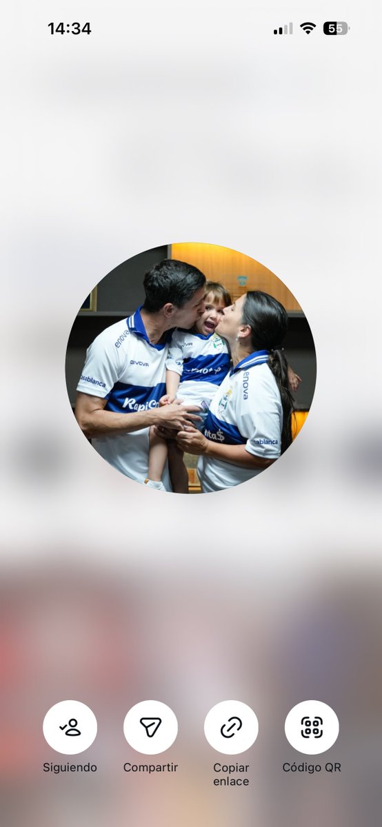 AgustinLujan_'s tweet image. Hermosa foto de perfil junto a lo que más le emocionó a Nacho en su vuelta que fue poder vivirlo con su familia. Se fue siendo un chico lleno de ilusiones conquistó Sudamérica y vuelve a su  #GELP con experiencia y una hincha fanática como Oli.