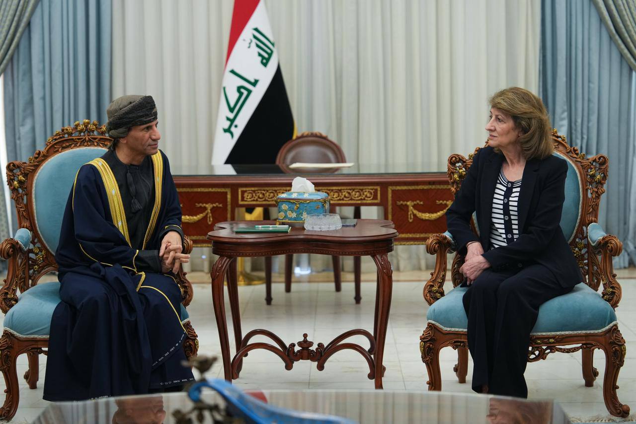 بالصور.. السيدة الأولى شاناز إبراهيم أحمد تستقبل في قصر السلام ببغداد الممثل الخاص للأمين العام للأمم المتحدة في العراق رئيس بعثة يونامي محمد الحسان بمناسبة انتهاء مهام عمله مؤكدة أن انتهاء عمل البعثة "يمثل منطلقاً جديداً لتعزيز مسارات العمل والتعاون المشترك بين العراق والأمم المتحدة" 