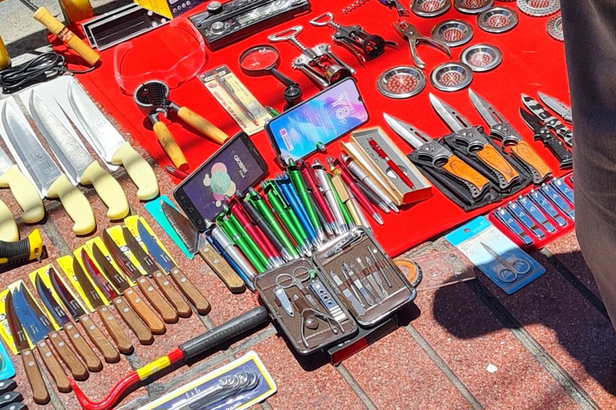 Cuchillos en venta comercio ambulante #Antofagasta. No es falta, es delito. Matta  con Uribe. <a href="/AntofagastaMuni/">Municipalidad de Antofagasta</a>