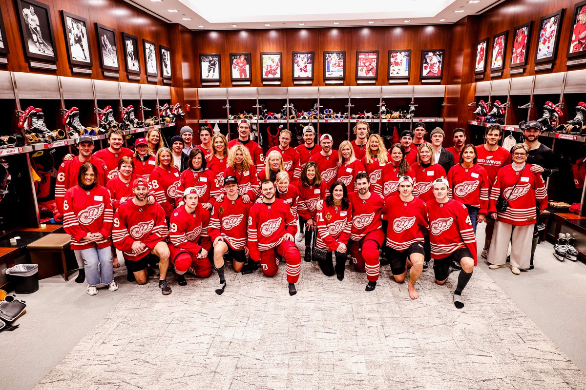 DetroitRedWings's tweet image. A great weekend with the moms ♥️