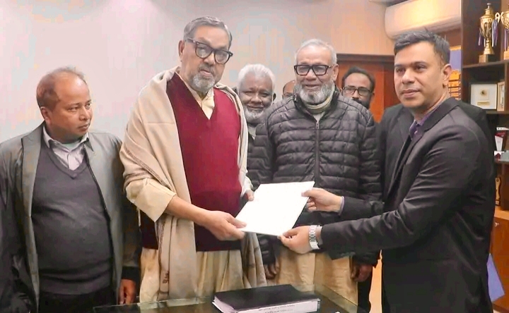 নওগাঁ-৬: মনোনয়নপত্র নিলেন সাবেক প্রতিমন্ত্রী আলমগীর কবির