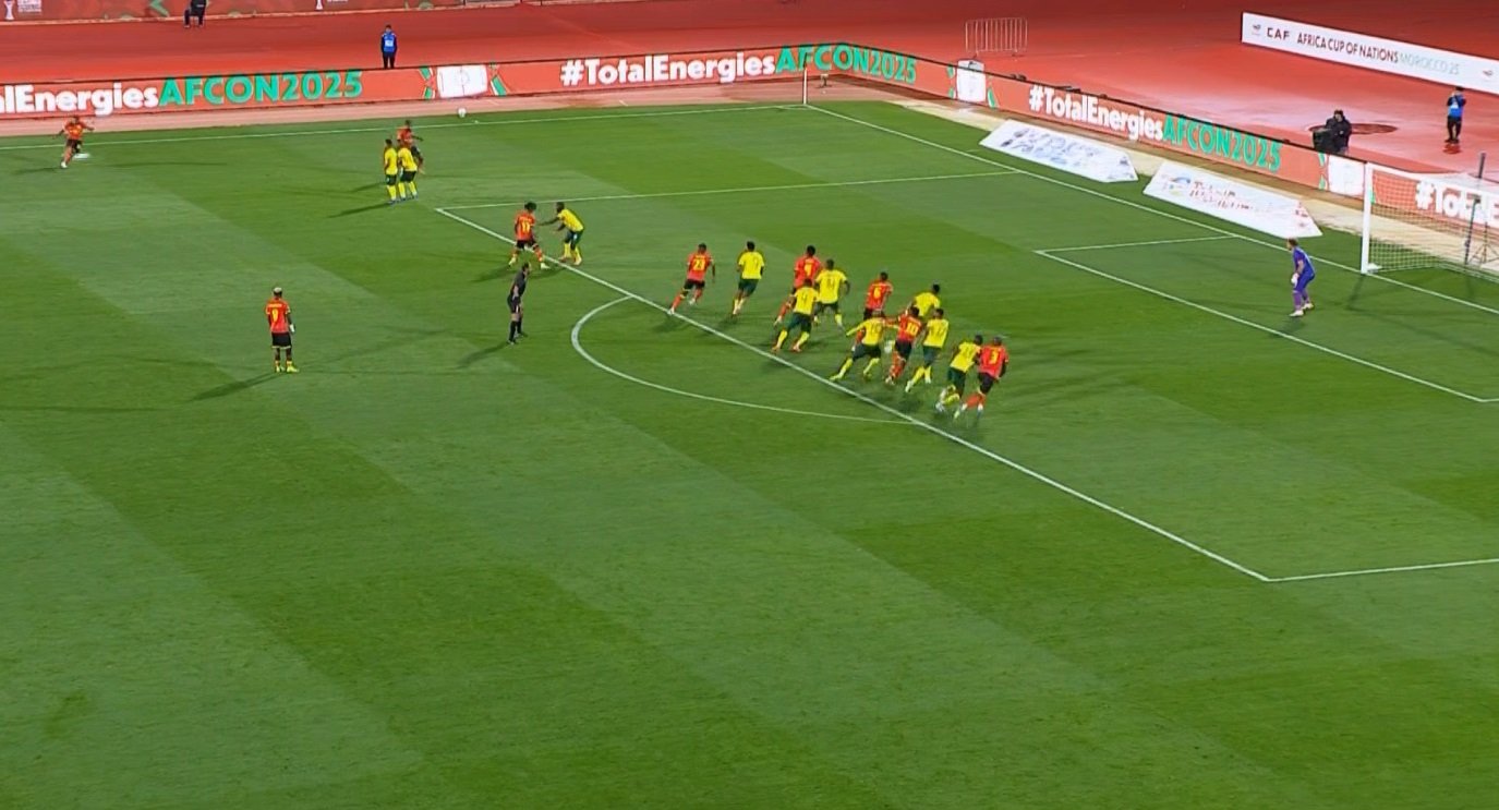 المباراة الأولى في مجموعة مصر على صفيح ساخن. لقطات من هدف التعادل لـ منتخب أنجولا في شباك منتخب جنوب إفريقيا 
