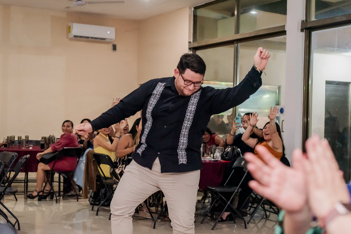 En la #PosadaSEMAIG2025 celebramos la alegría de trabajar unidos. 🤝 El Mtro. Ivan Jacobo Melo y directores compartieron un mensaje de gratitud a quienes hacen posible una secretaría cercana a la gente. ❤️ ¡Gracias por su esfuerzo! Felices fiestas y próspero 2026. 🎄✨