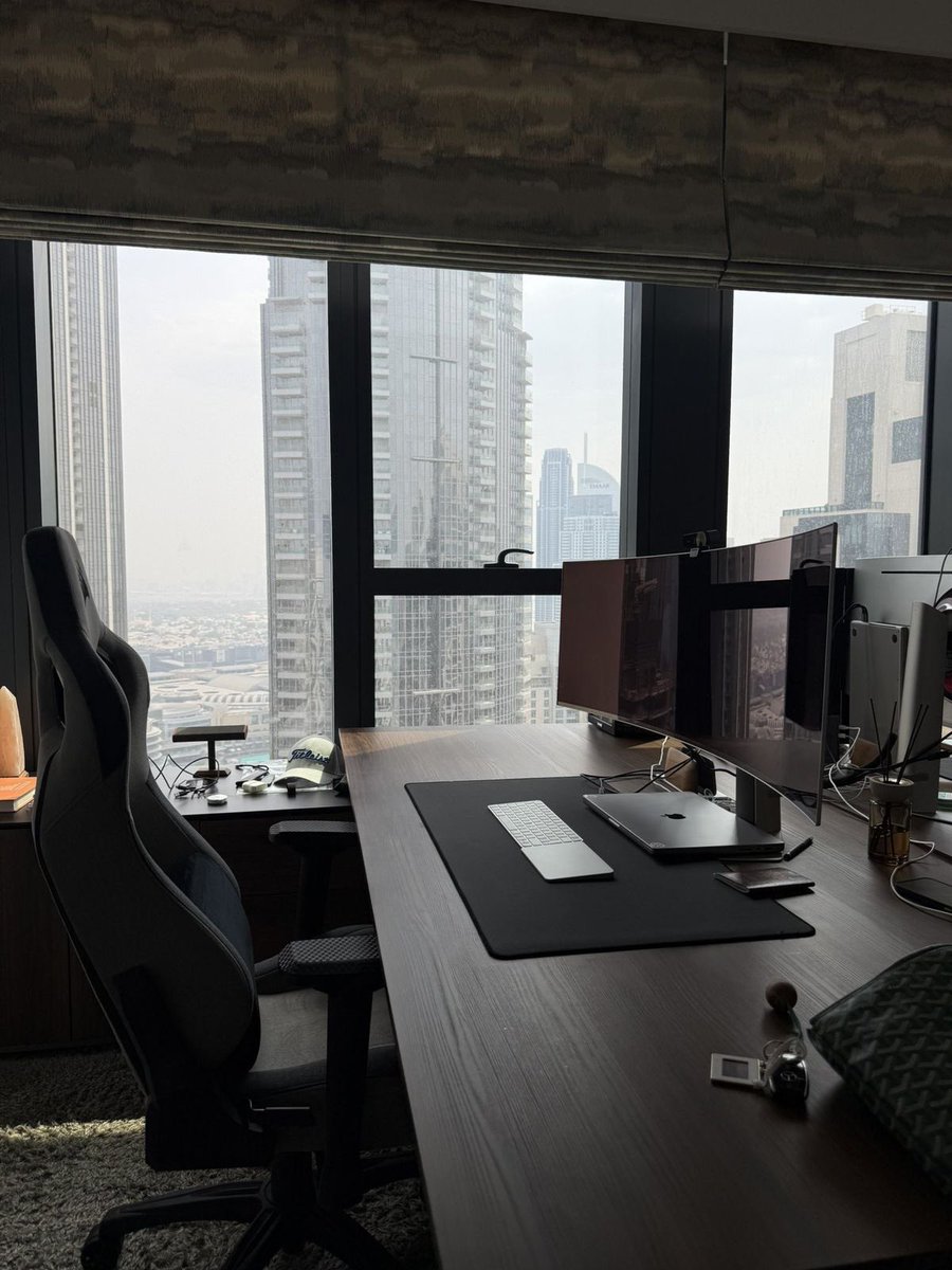 VALHXLLAS's tweet image. ༑

Unhappy Monday, mortals 
I’m back in office and starting to get my ass handed to me by meetings and excel spreadsheets. 
Catch this m-etro-logy under a pile of blankets and overstimulated later tonight.
Ttyl&amp;lt;3 

༑