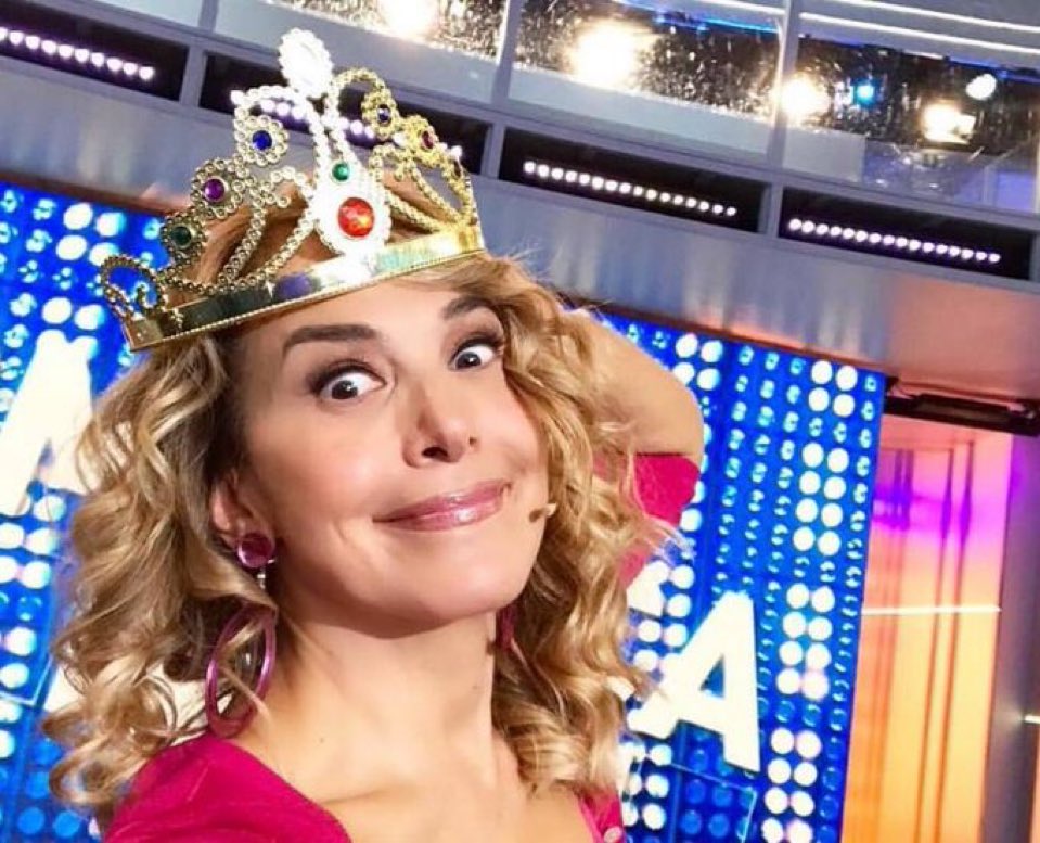 Carmelona5's tweet image. Barbara d’Urso ha talmente dato poco apporto a #BallandoConLeStelle che praticamente si è quasi sempre discusso e parlato di lei. Anche ora che è finito gli articoli conclusivi parlano al 99% di lei e di quello che doveva o non doveva fare.
Vi è caduta questa 🤡 per caso?