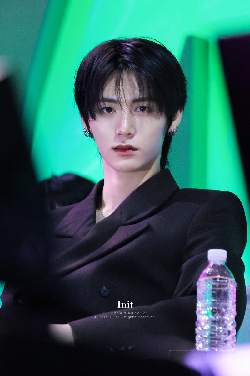 Init810's tweet image. 251220 MMA

stare &amp;amp; V 

#BOYNEXTDOOR #TAESAN
#보이넥스트도어 #태산