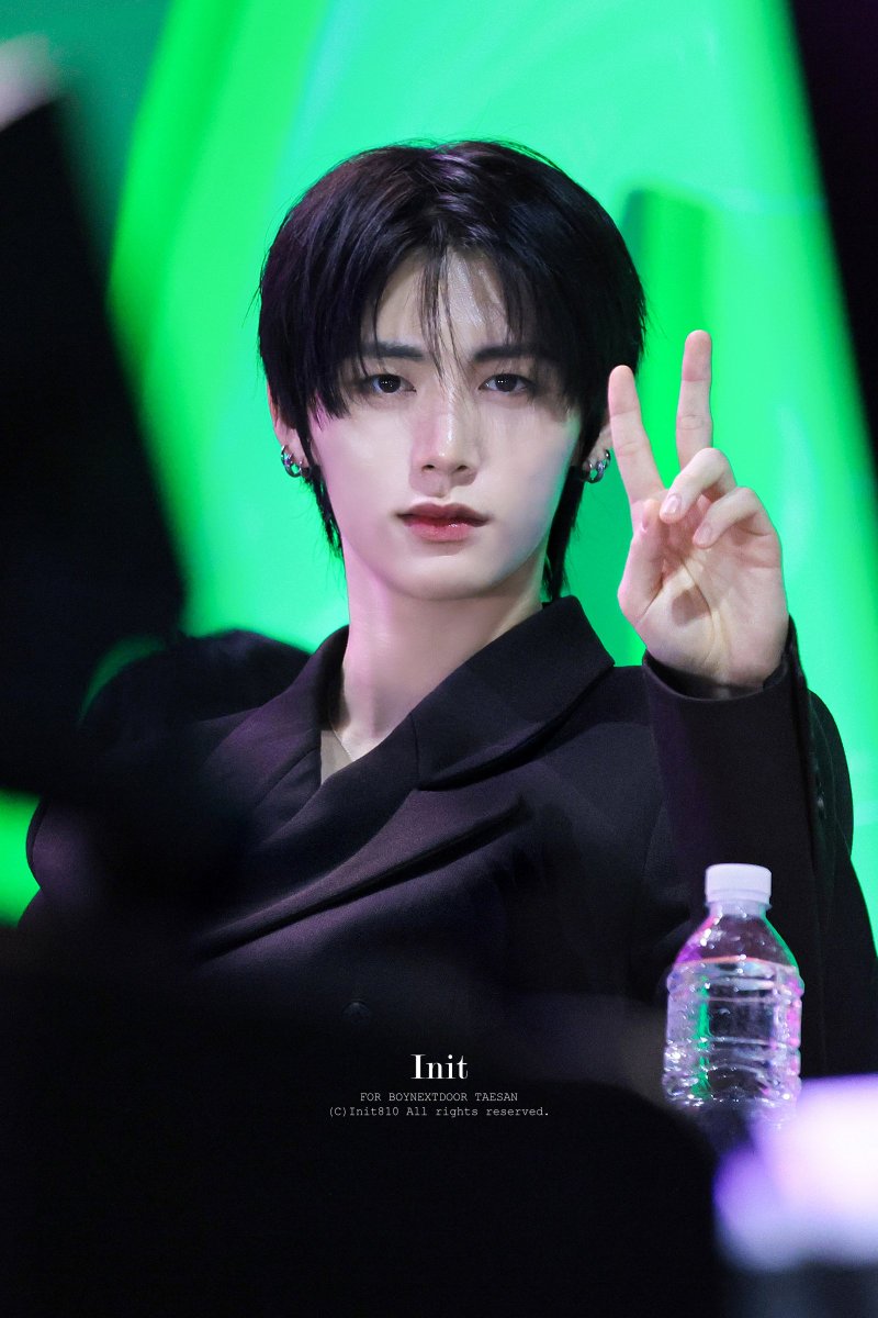 Init810's tweet image. 251220 MMA

stare &amp;amp; V 

#BOYNEXTDOOR #TAESAN
#보이넥스트도어 #태산