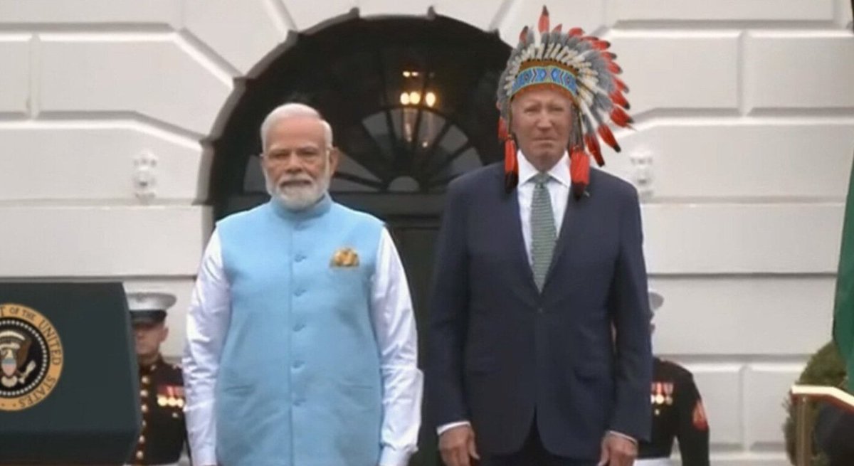 ricwe123's tweet image. Remember that moment when US President Joe Biden decided it was a good idea to wear a dons feathered headdress to welcome the Indian Prime Minister Narendra Modi?
😂😂😂😂