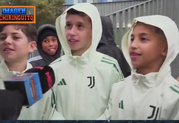 RMadrid_actu's tweet image. 🚨| Les JEUNES de l'Académie de la Juventus PRÉFÈRENT le Real Madrid au Barça. ✅⭐️

"On préfère le Real Madrid, ils sont meilleurs que Barcelone. Barcelone PAYE les ARBITRES." 🤑

"Les Légendes du Barça sont LES ARBITRES." 💥

@elchiringuitotv via @MadridUniversal