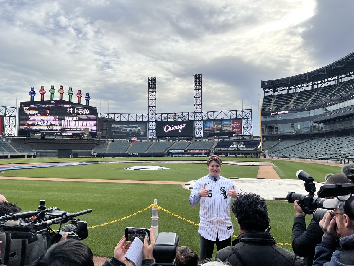 ChuckGarfien's tweet image. Murakami in his new house.