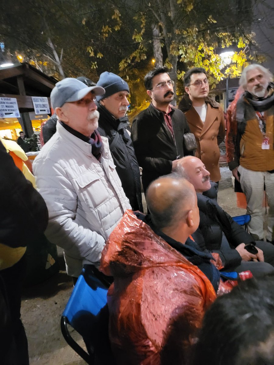 🔴 6 Şubat depreminde yakınlarını kaybedenler tarafından oluşturulan Adalet Peşinde Aileleri Platformu (<a href="/Adaletpesindea/">Adalet Peşinde Aileleri Platformu</a>), soğuk ve ayaz altında Ankara’da Adalet Nöbetine devam ediyor. 

💬 6 Şubat’ta sevdiklerini toprağa verenler tek bir şey söylüyor: “Ben affetmedikçe sen