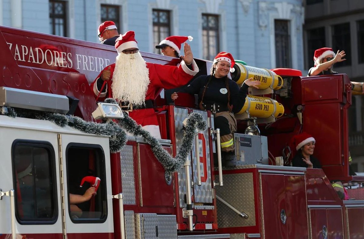NoticiasValpoEx's tweet photo. #VALPARAÍSO #CARVANA_BOMBEROS 🧑‍🎄🧑‍🚒🌲⛄🚒

ATENCIÓN NIÑOS!!!! BOMBEROS DE VALPARAÍSO YA ESTAN LISTOS PARA LA CARAVANA NAVIDEÑA, AQUI LOS DIAS Y HORA QUE SE RESLIZARA 👉https://t.co/ZitTCoxt0r https://t.co/pEL8bx6kXa