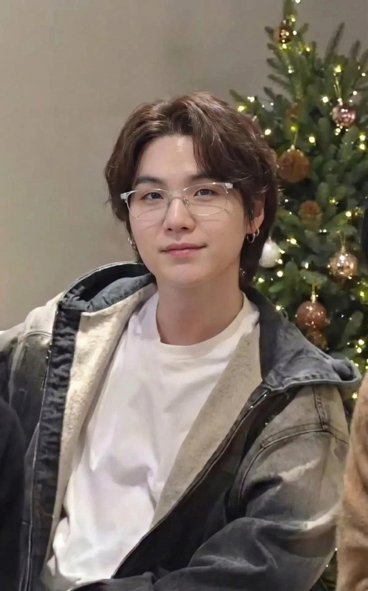 D2_Daegu's tweet image. 지금 와서 사과하지 마.
너는 너무 늦었고, 상처는 이미 자리 잡았어
말없이 들어와
흔적만 남기고 떠난 불청객처럼.

나는 네 사과가 필요 없었어.
모든 과정은 네가 없는 곳에서 끝났으니까.
혼자서 부서졌고,
눈먼 채로 다시 나를 세웠고,
이렇게까지 아파야 했던 교훈들을 배웠어.