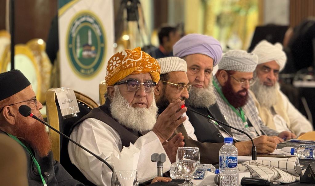 SaeedKhosty's tweet image. ہم ان علماء کرام کا احترام کرتے ہیں اور پاکستان کی فوجی حکومت سے اپیل کرتے ہیں کہ وہ ان علماء کی مطالبات کو قبول کریں اور اس کرائے کے جنگ سے باز رہیں جو انہوں نے امریکہ سے ڈالروں میں حاصل کیا ہے۔
ہم ان علماء کے فیصلوں کا احترام کرتے ہیں۔#مجلس_اتحادامت_اجتماع