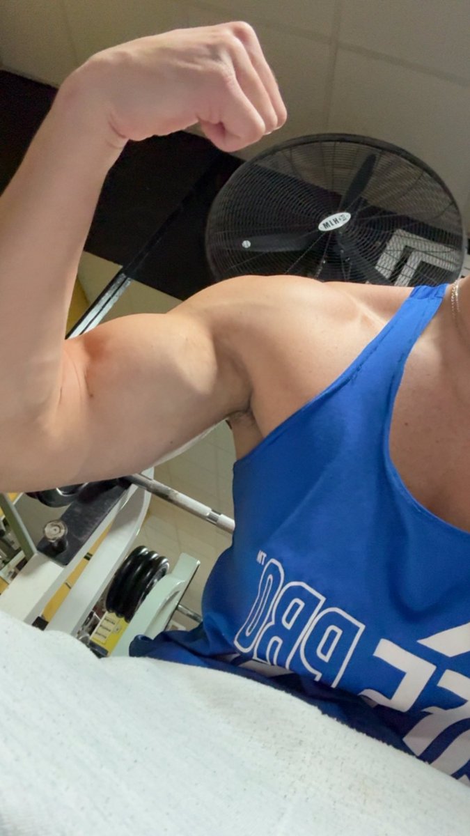 Tarde en el gym levantando más que mi propio peso, luego estaré haciendo alguna videollamada o juego