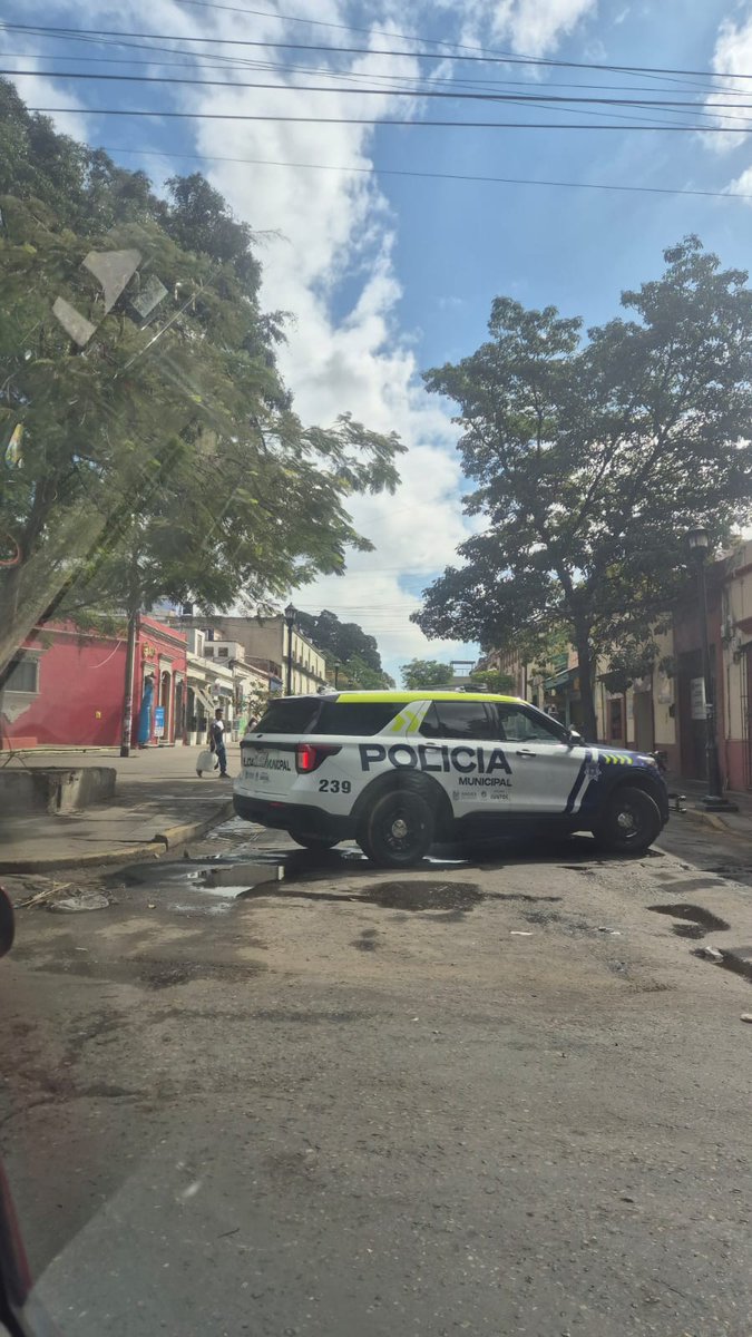 Cerrada la calle independencia a partir del mercado del cuarto centenario demasiado trafico por la zona centro #oaxaca.