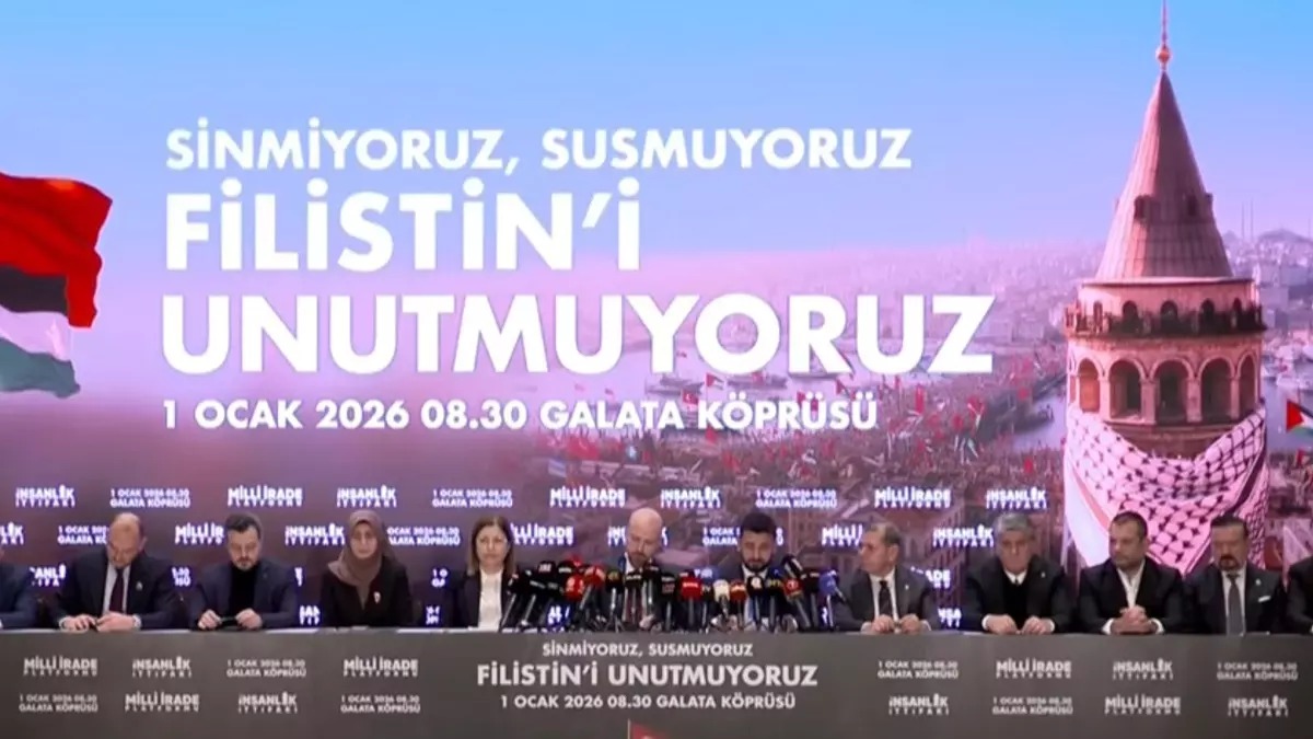 tugvacorum's tweet photo. Herkes bir şey söylüyor; biz sözle yetinmiyoruz. 1 Ocak sabahı Galata’da bir araya geliyoruz. Dua ediyoruz, yürüyüyoruz, yan yana duruyoruz. Bu kadar basit. Bu kadar net.
 #1ocaktagalatada
📍 Galata Köprüsü
🗓 1 Ocak 2026
⏰ 08.30 https://t.co/3552Nu6E59