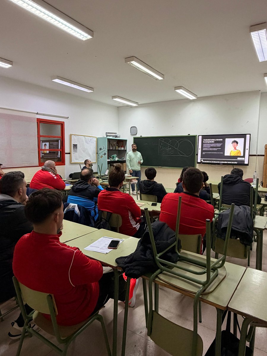 Hoy hemos tenido una jornada formativa de gran valor con 2️⃣ grandes sesiones:

🔹Actuación del entrenador ante casos de estrés, ansiedad, lesiones y conflictos”, a cargo del psicólogo Fernando Montesino, donde se abordó la importancia del acompañamiento emocional en el deporte