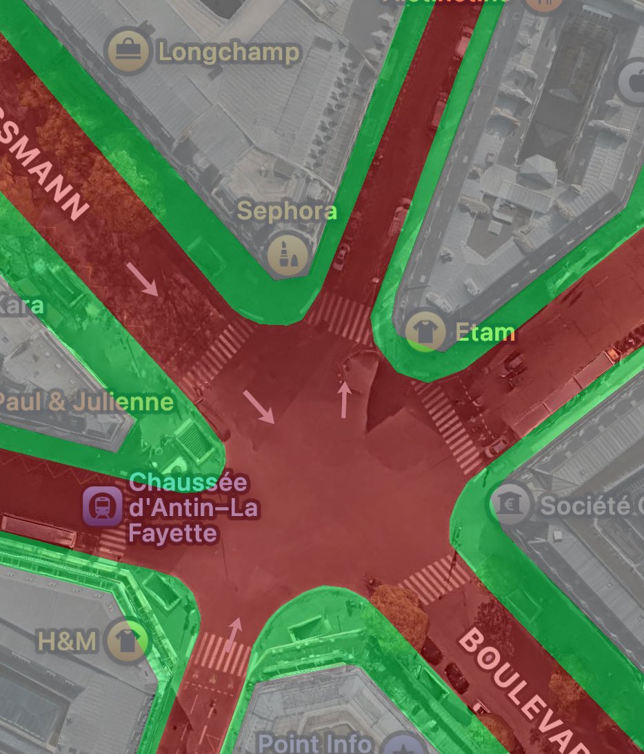 🚨Situation ubuesque et ridicule aujourd’hui au niveau des Galeries Lafayette. Plus de 200 piétons entassés les uns contre les autres, impossible de se déplacer.

🤦🏻Pendant ce temps, 9 voitures soit même pas 13 usagers, accaparent la route, qui représente 68% de la voirie ici.