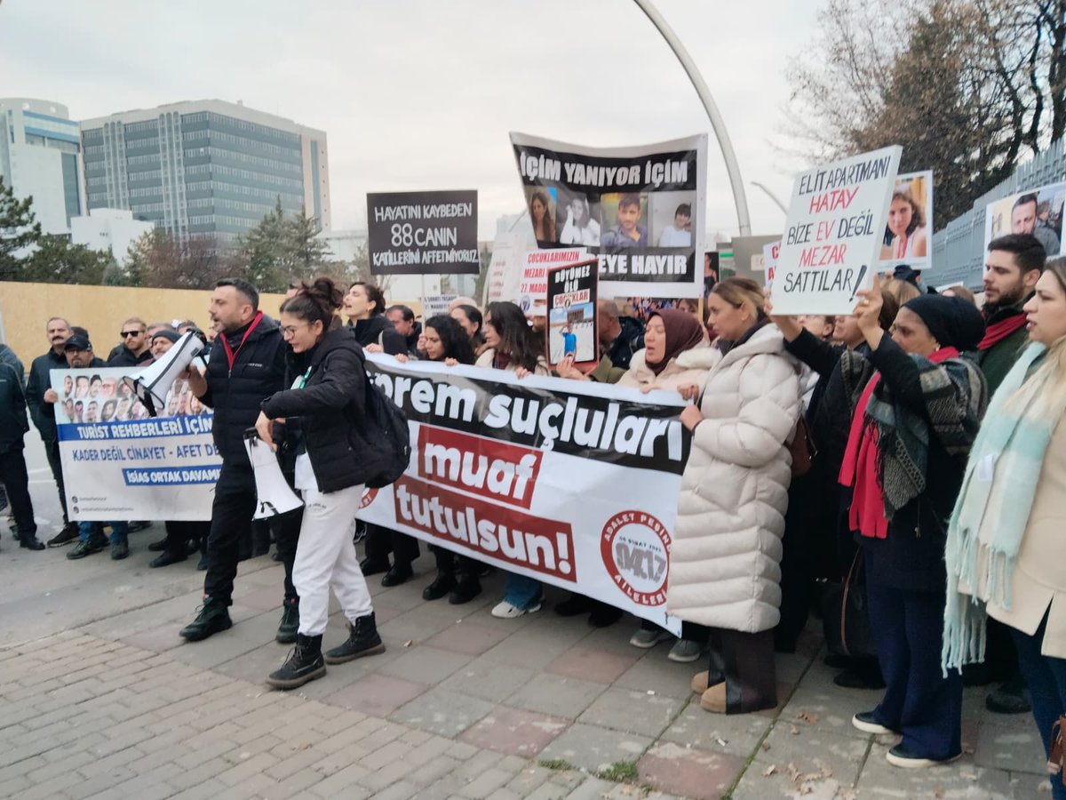 Adaletpesindea's tweet photo. Bugün bu suçu affedenler,
yarın aynı acının tekrarına zemin hazırlar. Ve bu zeminler kesinlikle çürük.
Adalet geçmiş için değil,
geleceği korumak içindir.
#6ŞubatınAffıOlmaz https://t.co/4JRWPbdkWM