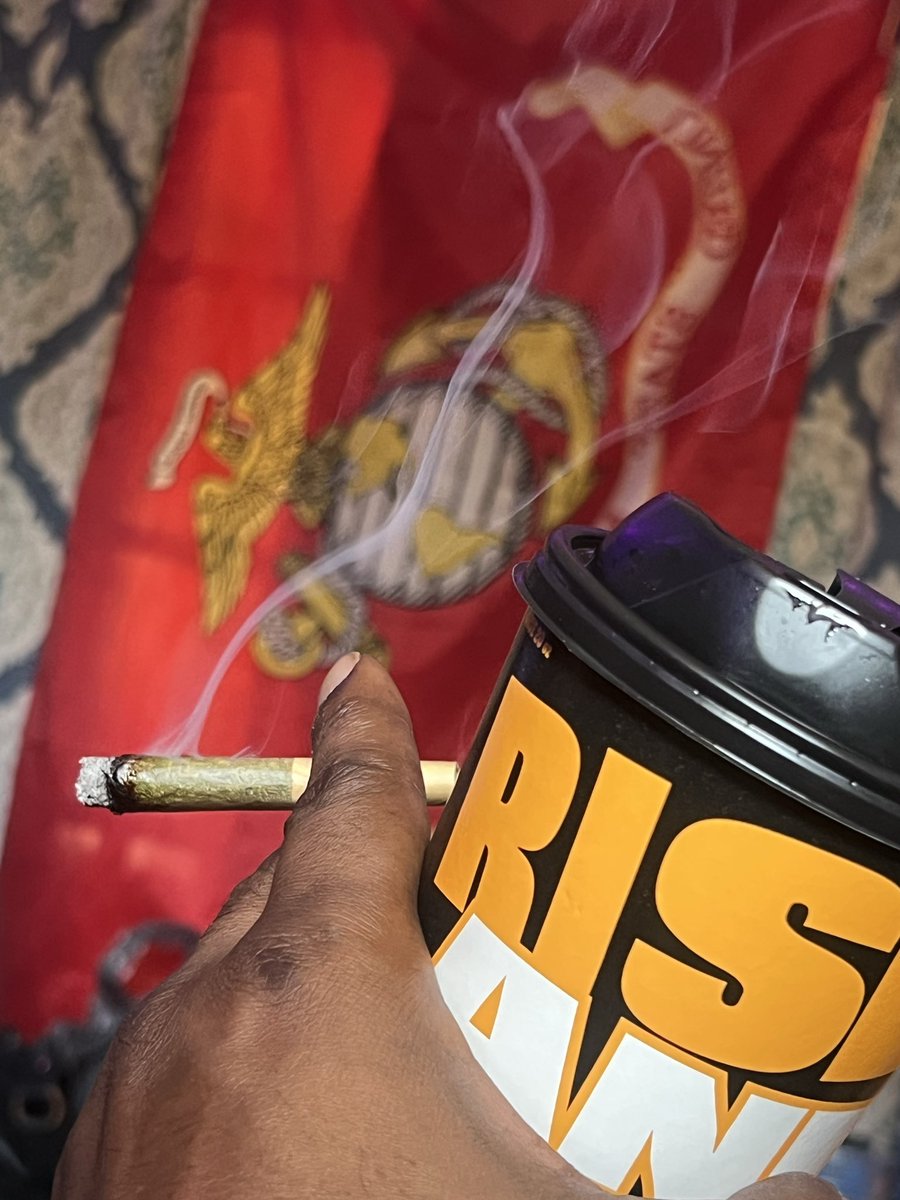 Our bong just broke because of our new puppy jumped and bye bye 🤣🤣. Everyone was ok!!! 

💚💜frmNCannaParents🛸💨