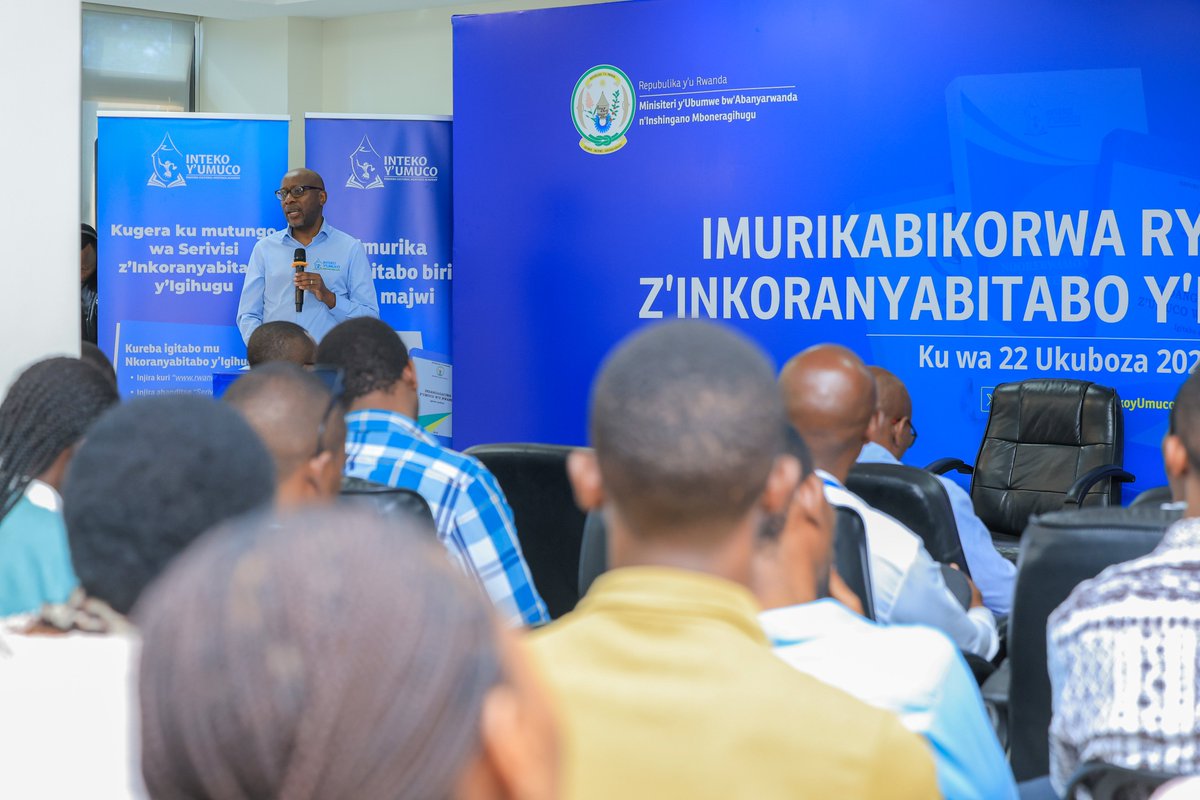 IntekoyUmuco's tweet image. Ashingiye ku bushakashatsi ku isuzumabipimo ku murage ndangamuco w’u Rwanda 2025, bwakozwe n'#IntekoyUmuco, bwatangajwe mu kwezi kwa Nzeri uyu mwaka, Amb. @MasozeraRobert yashimye ko bwagaragaje ko abakiri bato ari bo bitabira gusoma kandi bakaba bari cyane mu ikoranabuhanga.…