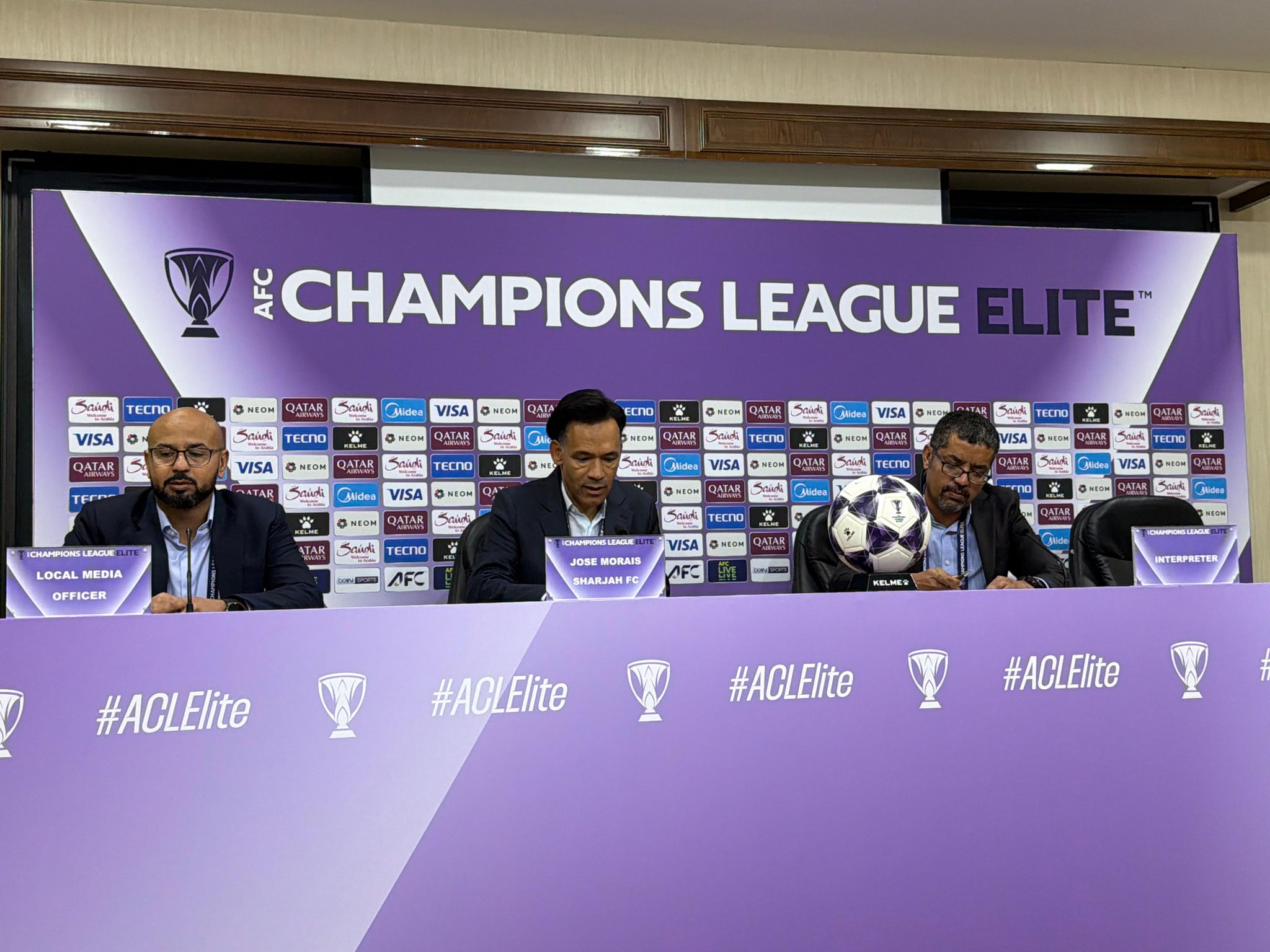 خوسيه مورايس مدرب الشارقة الإماراتي في المؤتمر الصحافي: - أقدم التهنئة للاعبي الشارقة بعد المستوى الذي ظهر عليه الفريق، وأهنئ الهلال بالفوز واستطاعوا التسجيل من الفرصة، مباراة كانت جميلة ومثيرة والجميع استمتع بالمباراة. #الشارقة_الهلال 