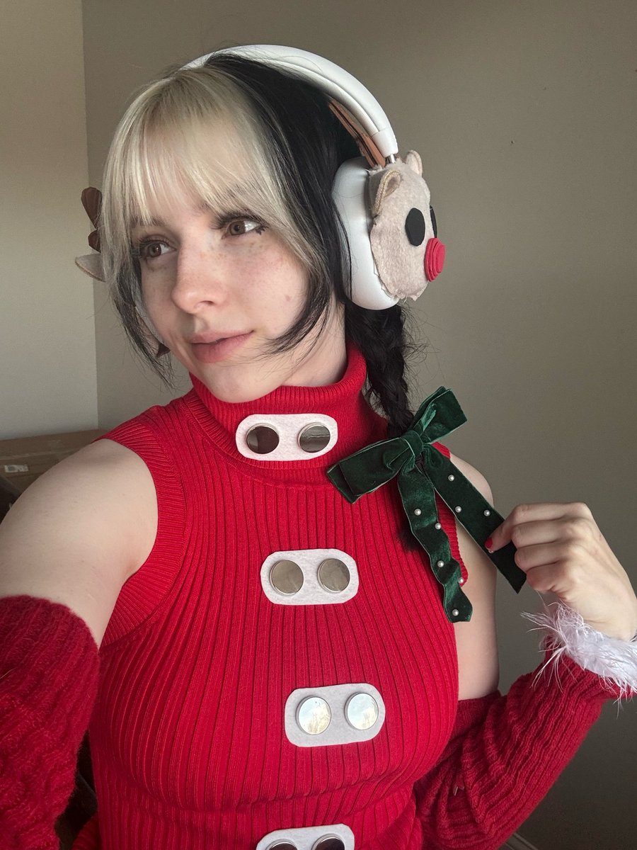 Aspen_OW's tweet image. cozy juno :) happy holidays everyone!!